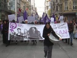Kadınlar Şiddete 'Kazan' Kaldırdı