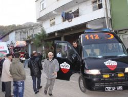 Evde Düşerek Yaralanan Hasta, 15 Kişinin Yardımıyla Hastaneye Kaldırıldı