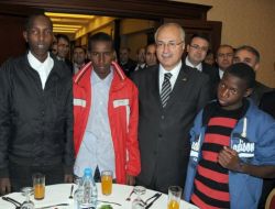 Aked, Öğretmenler Günü Yemeğinde Öğretmenleri Bir Araya Getirdi