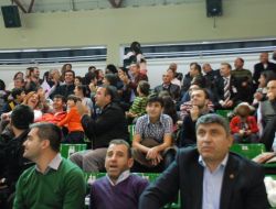 Seyirci Desteği İle Sevdiğine Evlenme Teklifi Etti