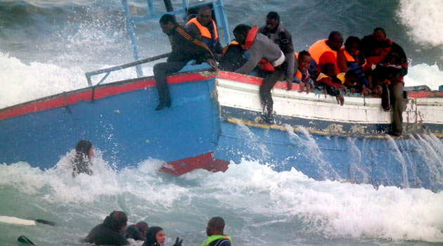 Kaçak taşıyan tekne battı!