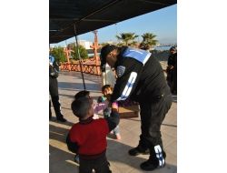 Polisler Depremzede Çocuklara Kek Ve Meye Suyu Dağıttı