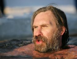 Sibirya’da Buzlu Suda Yüzme Yarışı Nefesleri Dondurdu