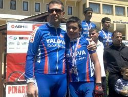 Bisiklet Takımının Milli Sporcularına Araba Çarptı