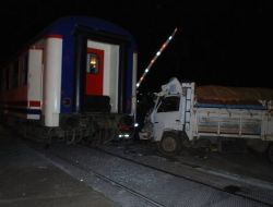 Tren Kamyona Çarptı: 1 Yaralı