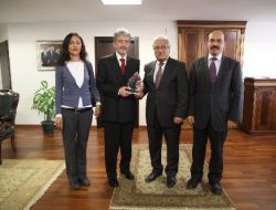 Başkan Tuna'ya Eğitimcilerden Teşekkür Plaketi