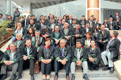 Avukatlar 'at sürüsü' Baro Başkanı 'seyis' değil