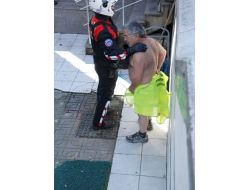 Emniyet Önünde Çırılçıplak Baltalı Protesto