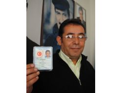 Bülent Ecevit Olduğunu İspatlamak İçin Kimliğini Göstermek Zorunda Kalıyor