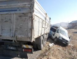 Kamyon İle Minibüs Çarpıştı: 2 Yaralı