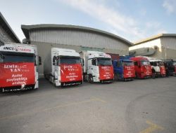 İzmir’den Van’a Yedi Tırlık Yardım