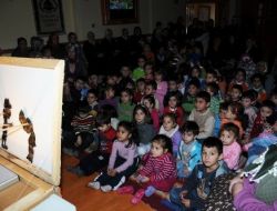 Kadınlar Ve Çocuklar, Nezaket Okulu'nu Sevdi