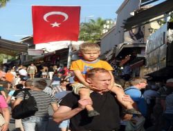Side'de Cumhuriyet Bayramı Öncesi Cadde Ve Sokaklar Ay Yıldızlı Bayraklarla Donatıldı