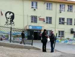 İzmir'in Göbeğindeki Okulun Yolu Toprak