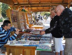 Kırık Cam Şişe Parçalarını Turistler İçin Yüzüğe Dönüştürüyor