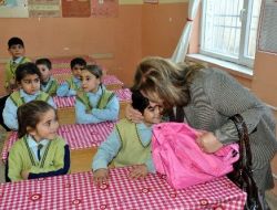 Bayan Çolak, Öğrencilere Kırtasiye Yardımında Bulundu