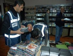 Beylikdüzü'nde  100 Bin Korsan Cd  Ele Geçirildi