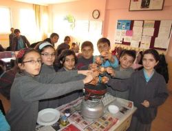 İlköğretim Öğrencileri, Sınıfta Sahanda Yumurta Pişirdi