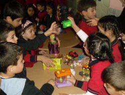 En Sevdikleri Oyuncaklarını Depremzedeler Yararına Satışa Çıkardılar