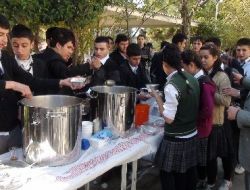 Liseliler Okulda Aşure Yapıp Dağıttı