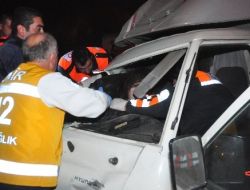 Araçta Sıkışan İki Kişiyi Aks Çıkardı