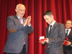 Altın Çocukların Fedakar Öğretmenlerine Plaket Verildi