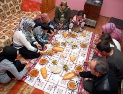 Depremzede Aileler Kardeşlik Sofralarına Konuk Ediliyor