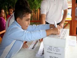 Öğrenciler Demokrasi Bilinci Kazanmak İçin Sandık Başına Gitti!