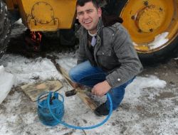 Ardahan'da Donan İş Makinesinin Sürücüsü Zor Anlar Yaşadı