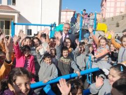 Eğitime Destek Veren Başkan Başkaraağaç'a Teşekkür Plaketi