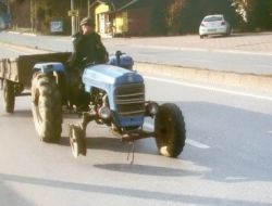 Lastiği Patlayan Traktörünü Tamirciye 3 Tekerlek Üzerinde Götürdü