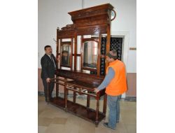 Hükümet Konağının Tarihî Aynalı Masası Müzeye Bağışlandı