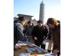 Erzurumlu Öğretmenler 2 Bin Kişiye Aşure Dağıttı