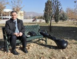 Elleriyle Gören Akademisyen Engel Tanımıyor