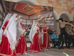 Kırım Halk Oyunları Gösterisi Büyüledi