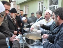 İmam, Cemaate Aşure Dağıttı
