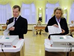 Medvedev Eşi Svetlena Oyunu Kullandı!