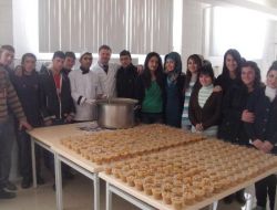 Ardahan Fem Öğrencilere Aşure Dağıttı