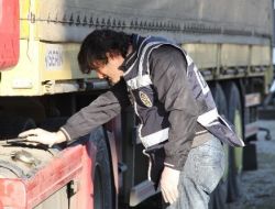 Sürücüsü Kaçan Tır’da Arama