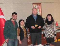 Sinema Amatörleri Bigadiç Belediye Başkanı Göksel'e Plaket Verdi