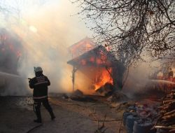 Samanlıktaki Yangın Eve Sıçramadan Söndürüldü