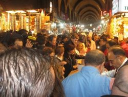 Mısır Çarşısında 35 Bin Kişiye Aşure Dağıtıldı