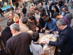 Anadolu Gençlik Dergisi Vatandaşlara Aşure Dağıttı