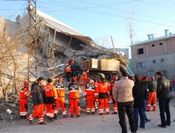 Kepçe Operatörü Bina Altında Kaldı