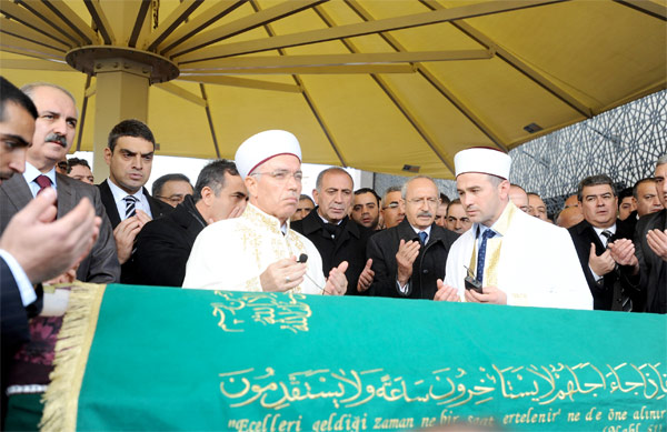 Tekin, annesini son yolculuğuna uğurladı