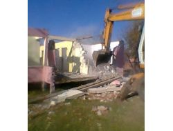 Orta Hasarlı Ev Belediye Tarafından Yıkıldı