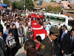 Şehit Askerin Cenaze Töreninde Teröre Lanet Yağdı!