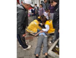 3 Katlı Binadan Düşen Genci Güneşlikler Kurtardı