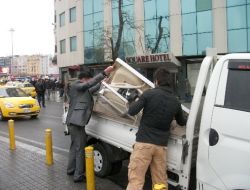 Kadın Popçunun Küvette Klip Çekimine Polis Engeli