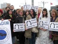 Yazarlar, Kadına Şiddeti 'Gelinlikle' Protesto Etti